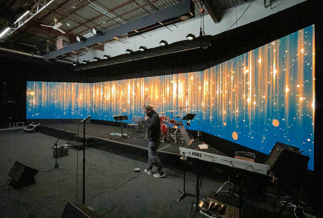 STUDIO 15 LED Wall with music gear